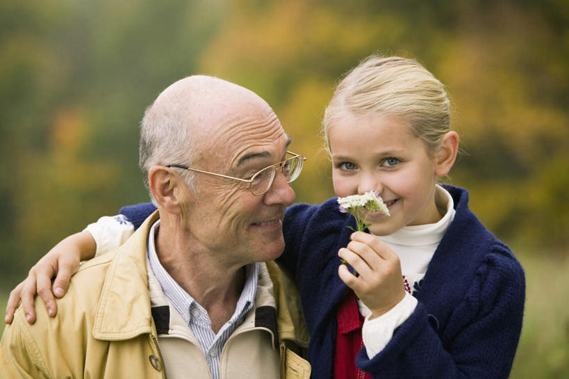 西方人,儿童,老年人,脸,头,脸颊,两个人,家庭,祖父,抱,笑,微笑,露齿笑,横图,室外,特写,白天,正面,纯洁,欧洲,欧洲人,戴,服装,朦胧,模糊,盛开,眼镜,拿,花蕾,拿着,注视,闻,肩膀,花,花瓣,花朵,鲜花,小孩,衣服,花苞,花蕊,观察,看,温暖,温馨,一家人,可爱,童年,童趣,服饰,爷爷,抱着,观看,祖孙,老花镜,和睦,察看,嗅,搂着,衣着,穿着,关注,童真,烂漫,无邪,外孙女,外公,外祖父,衣饰,远视眼镜,天真,老年男性,男人,男性,女孩,白种人,孩子,头部,脸部,脸蛋,面部,孙女,搂,搂抱,半身,彩图,融洽,女生