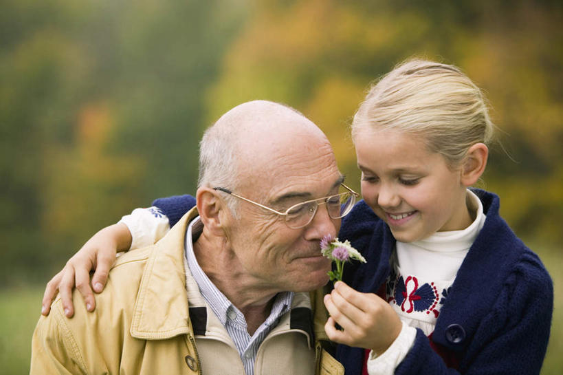 西方人,儿童,老年人,脸,头,脸颊,两个人,家庭,祖父,抱,笑,微笑,露齿笑,横图,室外,特写,白天,正面,纯洁,欧洲,欧洲人,戴,服装,朦胧,模糊,盛开,眼镜,拿,花蕾,拿着,注视,闻,肩膀,花,花瓣,花朵,鲜花,小孩,衣服,花苞,花蕊,观察,看,温暖,温馨,一家人,可爱,童年,童趣,服饰,爷爷,抱着,观看,祖孙,老花镜,和睦,察看,嗅,搂着,衣着,穿着,关注,童真,烂漫,无邪,外孙女,外公,外祖父,衣饰,远视眼镜,天真,老年男性,男人,男性,女孩,白种人,孩子,头部,脸部,脸蛋,面部,孙女,搂,搂抱,半身,彩图,融洽,女生