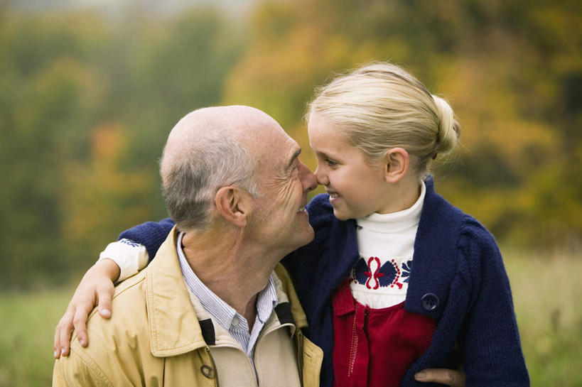 西方人,儿童,老年人,脸,头,脸颊,两个人,家庭,祖父,抱,笑,微笑,露齿笑,横图,室外,特写,白天,正面,纯洁,欧洲,欧洲人,戴,服装,朦胧,模糊,注视,肩膀,相视,小孩,衣服,观察,看,温暖,温馨,一家人,面对面,可爱,童年,童趣,服饰,爷爷,抱着,观看,祖孙,对视,和睦,察看,互视,搂着,衣着,穿着,关注,相对,童真,烂漫,无邪,外孙女,外公,外祖父,相看,衣饰,天真,老年男性,男人,男性,女孩,白种人,孩子,头部,脸部,脸蛋,面部,孙女,搂,搂抱,半身,彩图,融洽,女生