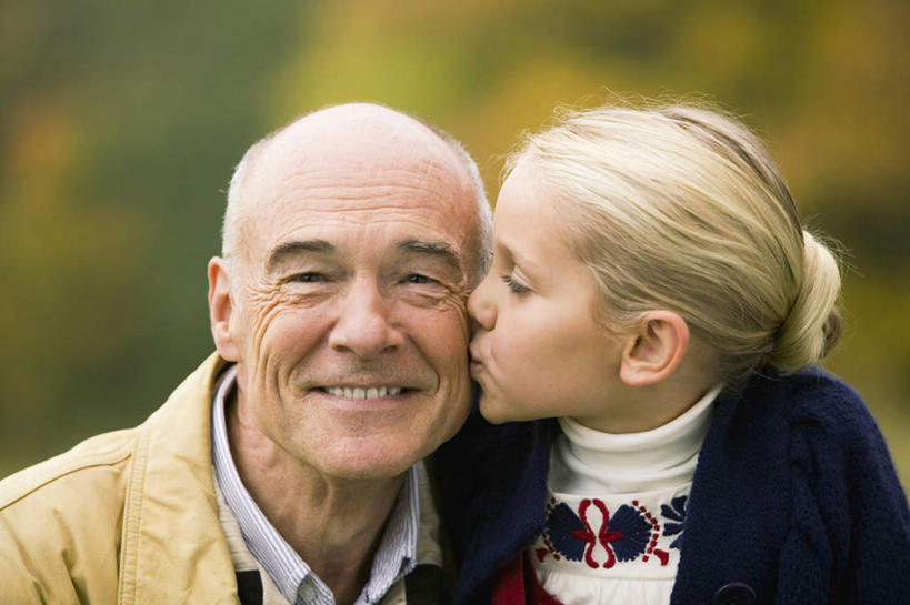 西方人,儿童,老年人,脸,头,脸颊,两个人,家庭,祖父,笑,吻,微笑,露齿笑,横图,室外,特写,白天,正面,纯洁,欧洲,欧洲人,戴,服装,朦胧,模糊,注视,肩膀,小孩,衣服,观察,看,温暖,温馨,一家人,可爱,童年,童趣,服饰,爷爷,观看,祖孙,和睦,察看,衣着,穿着,关注,童真,烂漫,无邪,外孙女,外公,外祖父,衣饰,天真,老年男性,男人,男性,女孩,白种人,孩子,头部,脸部,脸蛋,面部,孙女,亲,亲吻,半身,彩图,融洽,女生