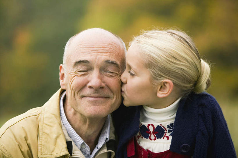 西方人,儿童,老年人,脸,头,脸颊,两个人,家庭,祖父,闭眼,笑,吻,微笑,露齿笑,横图,室外,特写,白天,正面,纯洁,欧洲,欧洲人,戴,服装,朦胧,模糊,肩膀,小孩,衣服,温暖,温馨,一家人,可爱,童年,童趣,服饰,爷爷,祖孙,和睦,衣着,穿着,童真,烂漫,无邪,外孙女,外公,外祖父,衣饰,天真,老年男性,男人,男性,女孩,白种人,孩子,头部,脸部,脸蛋,面部,孙女,闭眼睛,闭着眼,闭着眼睛,亲,亲吻,半身,彩图,融洽,女生