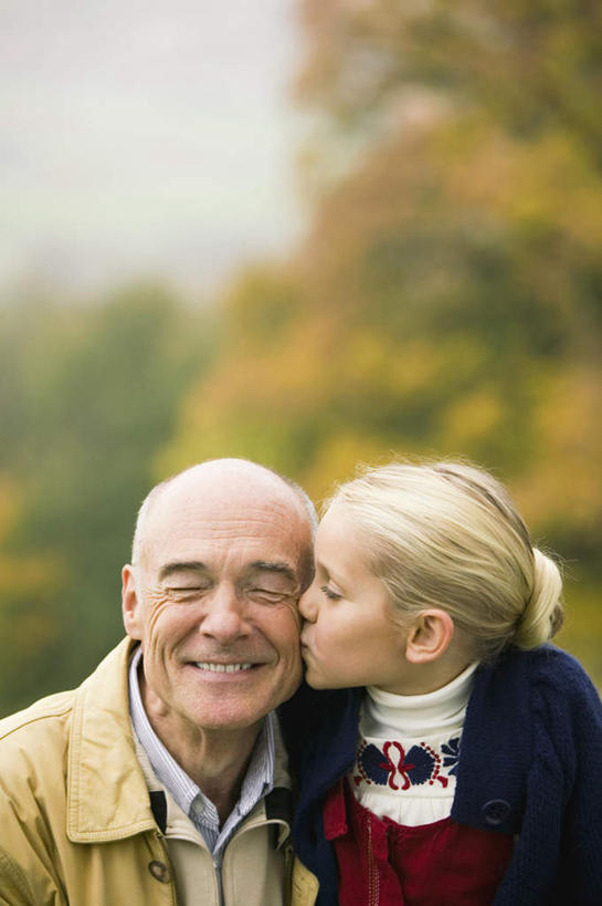 西方人,儿童,老年人,脸,头,脸颊,两个人,家庭,祖父,闭眼,笑,吻,微笑,露齿笑,竖图,室外,特写,白天,正面,纯洁,欧洲,欧洲人,戴,服装,朦胧,模糊,眼镜,肩膀,小孩,衣服,温暖,温馨,一家人,可爱,童年,童趣,服饰,爷爷,祖孙,老花镜,和睦,衣着,穿着,童真,烂漫,无邪,外孙女,外公,外祖父,衣饰,远视眼镜,天真,老年男性,男人,男性,女孩,白种人,孩子,头部,脸部,脸蛋,面部,孙女,闭眼睛,闭着眼,闭着眼睛,亲,亲吻,半身,彩图,融洽,女生