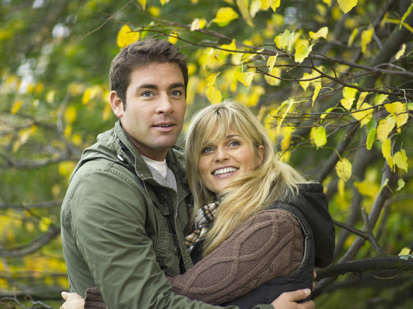 西方人,两个人,夫妻,站,抱,笑,微笑,露齿笑,横图,室外,白天,侧面,爱情,秋季,树林,植物,欧洲,欧洲人,服装,浪漫,注视,树,树木,衣服,绿色,自然,观察,看,站着,恩爱,恋人,服饰,生长,成长,抱着,观看,察看,搂着,衣着,穿着,关注,衣饰,男人,男性,女人,女性,中年男性,中年女性,白种人,情侣,秋,秋天,怀抱,搂,搂抱,相抱,拥抱,站立,半身,彩图,伴侣