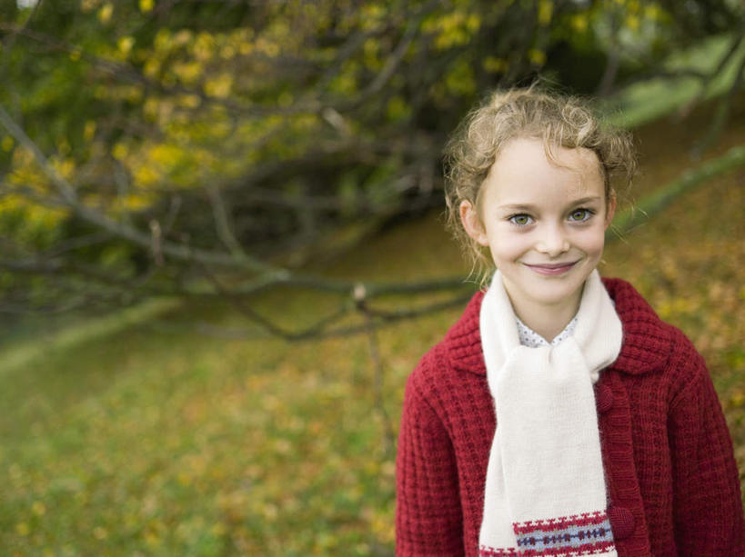 西方人,儿童,一个人,站,笑,微笑,横图,室外,白天,正面,毛衣,纯洁,秋季,树林,植物,欧洲,欧洲人,仅一个女性,仅一个人,服装,装饰,注视,树,树木,小孩,衣服,绿色,自然,围巾,观察,看,站着,仅一个小孩,温暖,可爱,童年,童趣,服饰,生长,成长,围脖,观看,保暖,华丽,点缀,察看,衣着,御寒,穿着,关注,童真,烂漫,无邪,衬托,美观,雅致,雅观,衣饰,天真,女孩,女人,女性,白种人,孩子,秋,秋天,站立,半身,彩图,绒衣,套衫,套头毛衣,线衣,女生