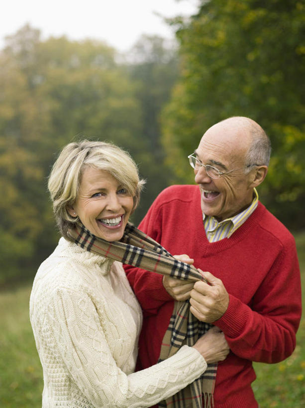 西方人,老年人,两个人,家庭,夫妻,站,笑,微笑,露齿笑,竖图,室外,白天,正面,毛衣,爱情,草地,秋季,树林,植物,欧洲,欧洲人,戴,拉扯,服装,装饰,眼镜,浪漫,注视,草,树,树木,衣服,绿色,自然,围巾,观察,看,站着,温暖,温馨,一家人,恩爱,恋人,服饰,生长,成长,围脖,观看,老花镜,保暖,华丽,点缀,和睦,察看,衣着,御寒,穿着,关注,衬托,美观,雅致,雅观,衣饰,远视眼镜,老年男性,老年女性,男人,男性,女人,女性,白种人,夫妇,情侣,秋,秋天,站立,半身,彩图,绒衣,套衫,套头毛衣,线衣,伴侣,融洽