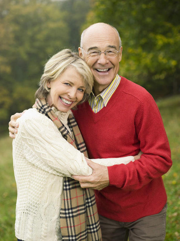 西方人,老年人,两个人,家庭,夫妻,站,抱,笑,微笑,露齿笑,竖图,室外,白天,正面,毛衣,爱情,草地,秋季,树林,植物,欧洲,欧洲人,戴,服装,装饰,眼镜,浪漫,注视,草,树,树木,衣服,绿色,自然,围巾,观察,看,站着,温暖,温馨,一家人,恩爱,恋人,服饰,生长,成长,围脖,抱着,观看,老花镜,保暖,华丽,点缀,和睦,察看,搂着,衣着,御寒,穿着,关注,衬托,美观,雅致,雅观,衣饰,远视眼镜,老年男性,老年女性,男人,男性,女人,女性,白种人,夫妇,情侣,秋,秋天,怀抱,搂,搂抱,相抱,拥抱,站立,半身,彩图,绒衣,套衫,套头毛衣,线衣,伴侣,融洽