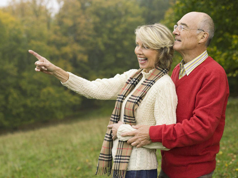 西方人,老年人,两个人,家庭,夫妻,站,抱,笑,微笑,露齿笑,横图,室外,白天,正面,毛衣,爱情,草地,秋季,树林,植物,欧洲,欧洲人,戴,指,服装,装饰,眼镜,浪漫,注视,方向,草,树,树木,衣服,绿色,自然,围巾,观察,看,手势,站着,温暖,温馨,一家人,恩爱,恋人,服饰,生长,成长,围脖,抱着,观看,老花镜,保暖,华丽,点缀,和睦,察看,搂着,指向,衣着,御寒,穿着,关注,衬托,美观,雅致,雅观,衣饰,远视眼镜,老年男性,老年女性,男人,男性,女人,女性,白种人,夫妇,情侣,秋,秋天,搂,搂抱,站立,半身,彩图,绒衣,套衫,套头毛衣,线衣,伴侣,融洽