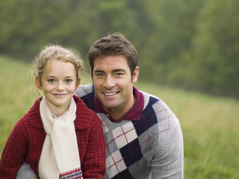 西方人,儿童,中年人,两个人,家庭,父亲,女儿,抱,笑,微笑,露齿笑,横图,室外,白天,正面,纯洁,草地,草坪,植物,欧洲,欧洲人,服装,装饰,注视,草,树,树木,小孩,衣服,绿色,自然,围巾,观察,看,温暖,温馨,父女,一家人,父爱,可爱,童年,童趣,服饰,生长,成长,围脖,抱着,观看,保暖,华丽,点缀,和睦,察看,搂着,衣着,御寒,穿着,关注,童真,烂漫,无邪,衬托,美观,雅致,雅观,衣饰,天真,男人,男性,女孩,中年男性,白种人,孩子,搂,搂抱,半身,彩图,融洽,女生