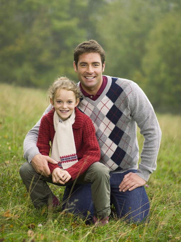 西方人,儿童,中年人,两个人,家庭,父亲,女儿,跪,抱,笑,微笑,露齿笑,竖图,室外,白天,正面,纯洁,草地,草坪,植物,欧洲,欧洲人,服装,装饰,注视,草,树,树木,小孩,衣服,绿色,自然,围巾,观察,看,温暖,温馨,父女,一家人,父爱,可爱,童年,童趣,服饰,生长,成长,围脖,抱着,观看,保暖,华丽,点缀,和睦,察看,搂着,衣着,御寒,穿着,关注,童真,烂漫,无邪,衬托,美观,雅致,雅观,衣饰,天真,男人,男性,女孩,中年男性,白种人,孩子,跪着,搂,搂抱,半身,彩图,融洽,女生