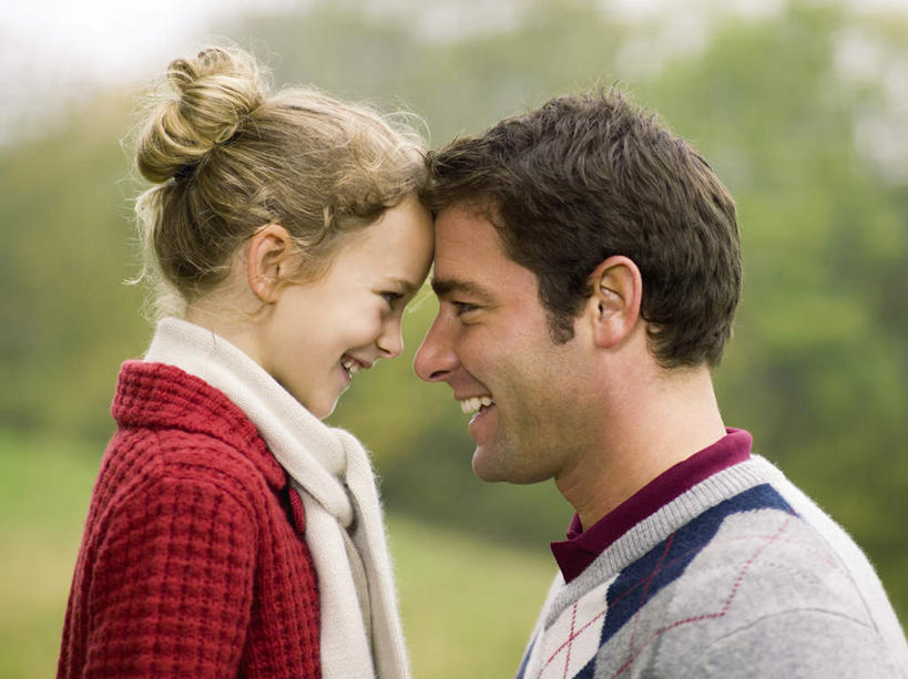 西方人,儿童,中年人,两个人,家庭,父亲,女儿,站,笑,微笑,露齿笑,横图,室外,白天,侧面,纯洁,草地,草坪,植物,欧洲,欧洲人,服装,朦胧,模糊,装饰,注视,相视,草,树,树木,小孩,衣服,绿色,自然,围巾,观察,看,站着,温暖,温馨,父女,一家人,面对面,父爱,可爱,童年,童趣,服饰,生长,成长,围脖,观看,对视,保暖,华丽,点缀,和睦,察看,互视,衣着,御寒,穿着,关注,相对,童真,烂漫,无邪,相看,衬托,美观,雅致,雅观,衣饰,天真,男人,男性,女孩,中年男性,白种人,孩子,站立,半身,彩图,融洽,女生