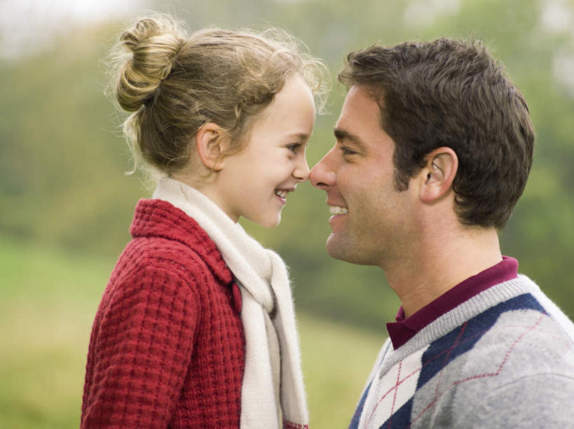 西方人,儿童,中年人,两个人,家庭,父亲,女儿,站,笑,微笑,露齿笑,横图,室外,白天,侧面,纯洁,草地,草坪,植物,欧洲,欧洲人,服装,朦胧,模糊,装饰,注视,相视,草,树,树木,小孩,衣服,绿色,自然,围巾,观察,看,站着,温暖,温馨,父女,一家人,面对面,父爱,可爱,童年,童趣,服饰,生长,成长,围脖,观看,对视,保暖,华丽,点缀,和睦,察看,互视,衣着,御寒,穿着,关注,相对,童真,烂漫,无邪,相看,衬托,美观,雅致,雅观,衣饰,天真,男人,男性,女孩,中年男性,白种人,孩子,站立,半身,彩图,融洽,女生