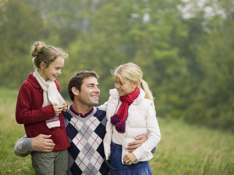 西方人,儿童,中年人,三个人,家庭,父亲,女儿,站,抱,笑,微笑,露齿笑,横图,室外,白天,正面,纯洁,草地,树林,植物,欧洲,欧洲人,服装,装饰,注视,草,树,树木,小孩,衣服,绿色,自然,围巾,观察,看,站着,温暖,温馨,父女,一家人,父爱,可爱,童年,童趣,服饰,生长,成长,围脖,抱着,观看,保暖,华丽,点缀,和睦,察看,搂着,衣着,御寒,穿着,关注,童真,烂漫,无邪,衬托,美观,雅致,雅观,衣饰,天真,男人,男性,女孩,中年男性,白种人,孩子,搂,搂抱,站立,半身,彩图,融洽,女生