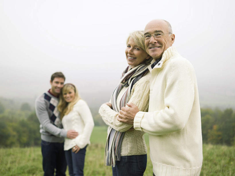 西方人,四个人,家庭,夫妻,母亲,父亲,女儿,儿子,站,抱,笑,微笑,露齿笑,横图,室外,白天,正面,爱情,草地,树林,植物,欧洲,欧洲人,戴,服装,装饰,眼镜,浪漫,注视,草,树,树木,衣服,绿色,自然,围巾,观察,看,站着,温暖,温馨,父女,父子,母女,母子,一家人,恩爱,父爱,母爱,恋人,服饰,生长,成长,围脖,抱着,观看,老花镜,保暖,华丽,点缀,和睦,察看,搂着,衣着,御寒,穿着,关注,衬托,美观,雅致,雅观,衣饰,远视眼镜,老年男性,老年女性,男人,男性,女人,女性,中年男性,中年女性,白种人,夫妇,情侣,搂,搂抱,站立,半身,彩图,伴侣,融洽