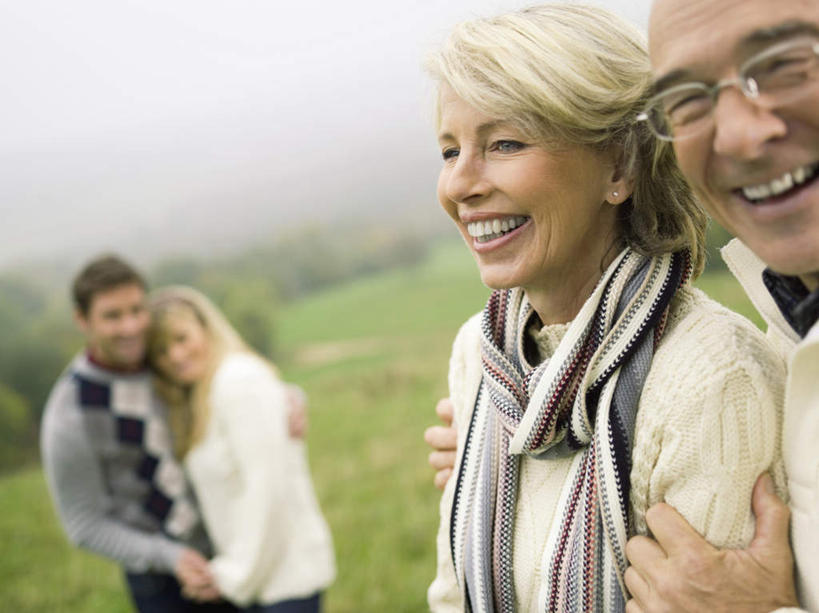 西方人,四个人,家庭,夫妻,母亲,父亲,女儿,儿子,站,抱,笑,微笑,露齿笑,横图,室外,白天,正面,爱情,草地,树林,植物,欧洲,欧洲人,戴,服装,装饰,眼镜,浪漫,注视,草,树,树木,衣服,绿色,自然,围巾,观察,看,站着,温暖,温馨,父女,父子,母女,母子,一家人,恩爱,父爱,母爱,恋人,服饰,生长,成长,围脖,抱着,观看,老花镜,保暖,华丽,点缀,和睦,察看,搂着,衣着,御寒,穿着,关注,衬托,美观,雅致,雅观,衣饰,远视眼镜,老年男性,老年女性,男人,男性,女人,女性,中年男性,中年女性,白种人,夫妇,情侣,搂,搂抱,站立,半身,彩图,伴侣,融洽