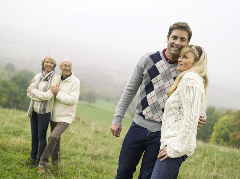 西方人,四个人,家庭,夫妻,母亲,父亲,女儿,儿子,站,抱,笑,微笑,露齿笑,横图,室外,白天,正面,爱情,草地,树林,植物,欧洲,欧洲人,戴,服装,装饰,眼镜,浪漫,注视,草,树,树木,衣服,绿色,自然,围巾,观察,看,站着,温暖,温馨,父女,父子,母女,母子,一家人,恩爱,父爱,母爱,恋人,服饰,生长,成长,围脖,抱着,观看,老花镜,保暖,华丽,点缀,和睦,察看,搂着,衣着,御寒,穿着,关注,衬托,美观,雅致,雅观,衣饰,远视眼镜,老年男性,老年女性,男人,男性,女人,女性,中年男性,中年女性,白种人,夫妇,情侣,搂,搂抱,站立,半身,彩图,伴侣,融洽