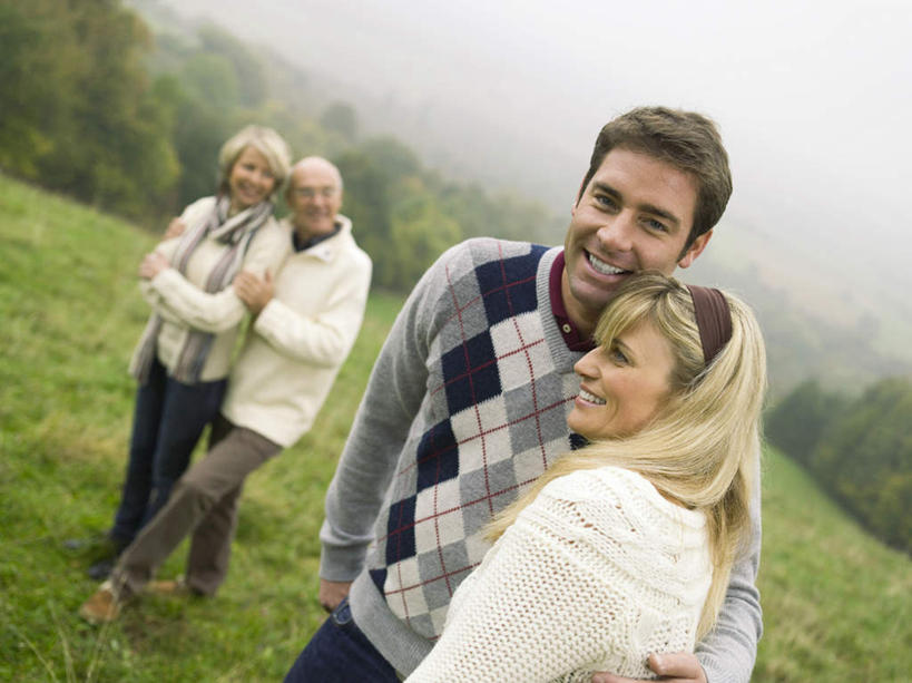 西方人,四个人,家庭,夫妻,母亲,父亲,女儿,儿子,站,抱,笑,微笑,露齿笑,横图,室外,白天,正面,爱情,草地,树林,植物,欧洲,欧洲人,戴,服装,装饰,眼镜,浪漫,注视,草,树,树木,衣服,绿色,自然,围巾,观察,看,站着,温暖,温馨,父女,父子,母女,母子,一家人,恩爱,父爱,母爱,恋人,服饰,生长,成长,围脖,抱着,观看,老花镜,保暖,华丽,点缀,和睦,察看,搂着,衣着,御寒,穿着,关注,衬托,美观,雅致,雅观,衣饰,远视眼镜,老年男性,老年女性,男人,男性,女人,女性,中年男性,中年女性,白种人,夫妇,情侣,搂,搂抱,站立,半身,彩图,伴侣,融洽