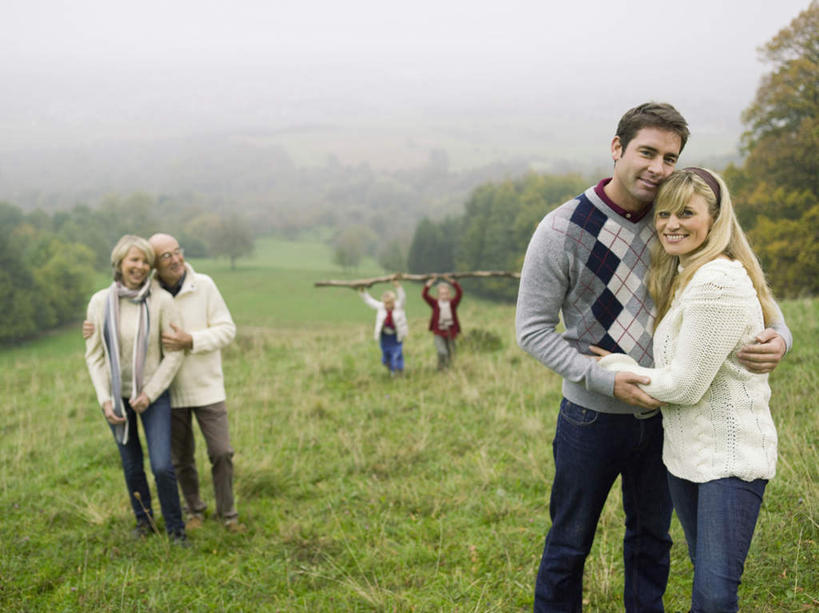 西方人,儿童,中年人,老年人,母亲,父亲,女儿,祖母,祖父,三代同堂,站,举,抱,笑,微笑,露齿笑,横图,室外,白天,正面,纯洁,草地,树林,植物,欧洲,欧洲人,戴,服装,装饰,眼镜,许多人,注视,祖孙三代,草,树,树木,树枝,小孩,衣服,绿色,自然,围巾,观察,看,托,站着,一群人,温暖,温馨,父女,母女,父爱,可爱,母爱,童年,童趣,服饰,生长,奶奶,爷爷,成长,围脖,抱着,观看,祖孙,老花镜,保暖,华丽,点缀,和睦,察看,搂着,衣着,御寒,穿着,关注,童真,烂漫,无邪,外婆,外孙女,外祖母,外公,外祖父,外孙,外孙子,衬托,美观,雅致,雅观,衣饰,远视眼镜,天真,老年男性,老年女性,男孩,男人,男性,女孩,女人,女性,中年男性,中年女性,白种人,孩子,全家福,孙女,孙子,举起,举手,举着,搂,搂抱,向上举,向上伸,向上托,站立,半身,彩图,融洽,男生,女生,爸爸,多代同堂,妈妈