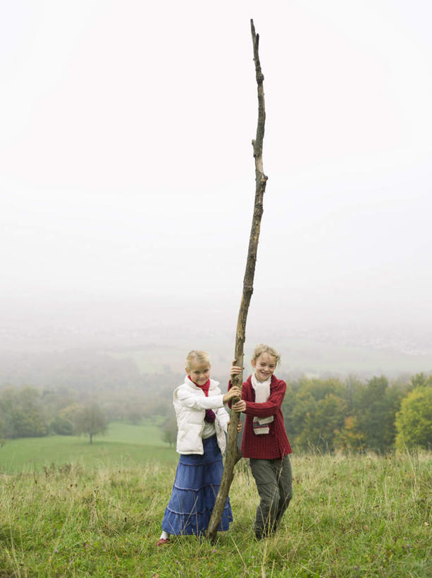 西方人,儿童,两个人,家庭,站,笑,微笑,露齿笑,竖图,室外,白天,正面,纯洁,草地,树林,植物,欧洲,欧洲人,撑,服装,装饰,注视,草,树,树木,树枝,小孩,衣服,绿色,自然,围巾,观察,看,站着,温暖,温馨,一家人,可爱,童年,童趣,服饰,生长,成长,围脖,观看,保暖,华丽,点缀,和睦,察看,撑着,衣着,御寒,穿着,关注,童真,烂漫,无邪,衬托,美观,雅致,雅观,衣饰,天真,女孩,女人,女性,白种人,玩耍,站立,彩图,全身,融洽,女生