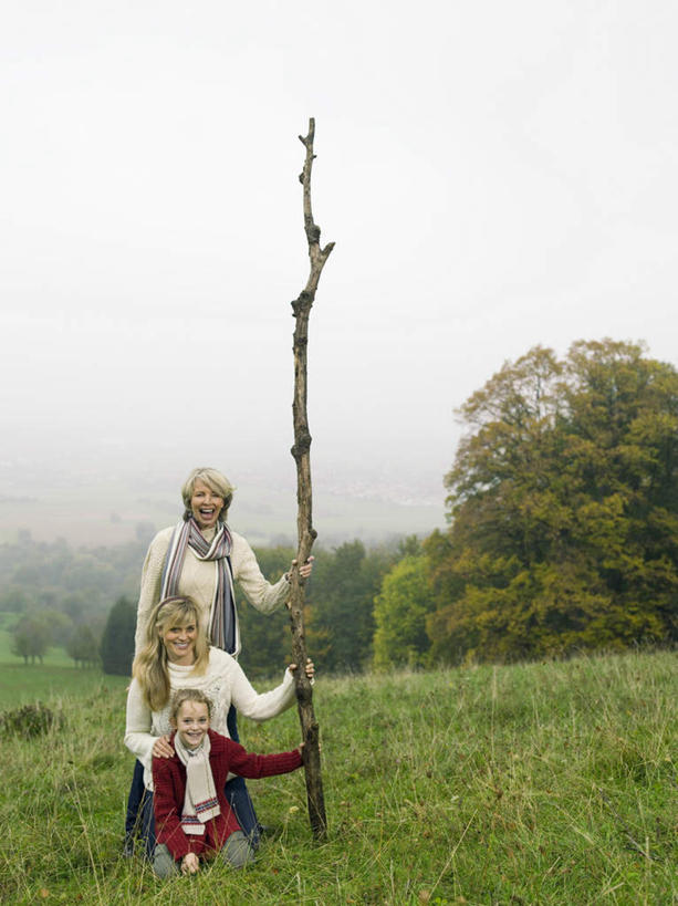 西方人,儿童,中年人,老年人,三个人,母亲,祖母,三代同堂,站,跪,笑,微笑,露齿笑,竖图,室外,白天,正面,纯洁,草地,树林,植物,欧洲,欧洲人,服装,装饰,注视,祖孙三代,草,树,树木,树枝,小孩,衣服,绿色,自然,围巾,观察,看,站着,张嘴,温暖,温馨,母女,可爱,母爱,童年,童趣,服饰,生长,奶奶,成长,围脖,观看,祖孙,保暖,华丽,点缀,和睦,察看,衣着,御寒,穿着,关注,张大嘴巴,童真,烂漫,无邪,外婆,外孙女,外祖母,衬托,美观,雅致,雅观,衣饰,天真,老年女性,女孩,女人,女性,中年女性,白种人,孩子,全家福,孙女,张开嘴,跪着,站立,彩图,全身,融洽,女生,多代同堂,妈妈