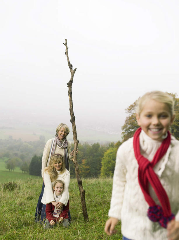 西方人,儿童,中年人,老年人,四个人,母亲,祖母,三代同堂,站,笑,微笑,露齿笑,竖图,室外,白天,正面,纯洁,草地,树林,植物,欧洲,欧洲人,服装,装饰,注视,祖孙三代,草,树,树木,树枝,小孩,衣服,绿色,自然,围巾,奔跑,观察,看,站着,温暖,温馨,母女,可爱,母爱,童年,童趣,服饰,生长,奶奶,成长,围脖,观看,祖孙,保暖,华丽,点缀,和睦,察看,衣着,御寒,穿着,关注,童真,烂漫,无邪,外婆,外孙女,外祖母,衬托,美观,雅致,雅观,衣饰,天真,老年女性,女孩,女人,女性,中年女性,白种人,孩子,全家福,孙女,站立,半身,彩图,融洽,女生,多代同堂,妈妈