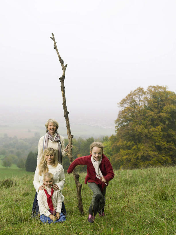 西方人,儿童,中年人,老年人,四个人,母亲,祖母,三代同堂,站,笑,微笑,露齿笑,竖图,室外,白天,正面,纯洁,草地,树林,植物,欧洲,欧洲人,服装,装饰,注视,祖孙三代,草,树,树木,树枝,小孩,衣服,绿色,自然,围巾,奔跑,观察,看,站着,温暖,温馨,母女,可爱,母爱,童年,童趣,服饰,生长,奶奶,成长,围脖,观看,祖孙,保暖,华丽,点缀,和睦,察看,衣着,御寒,穿着,关注,童真,烂漫,无邪,外婆,外孙女,外祖母,衬托,美观,雅致,雅观,衣饰,天真,老年女性,女孩,女人,女性,中年女性,白种人,孩子,全家福,孙女,站立,彩图,全身,融洽,女生,多代同堂,妈妈