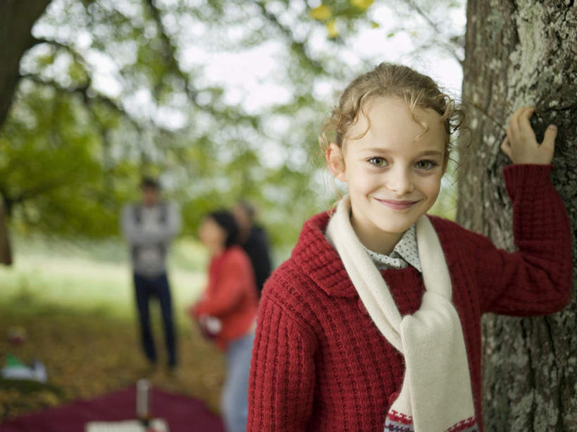 西方人,儿童,一个人,站,笑,微笑,横图,室外,白天,正面,纯洁,树林,植物,欧洲,欧洲人,仅一个女性,仅一个人,服装,朦胧,模糊,装饰,注视,树,树木,小孩,衣服,绿色,自然,围巾,观察,看,站着,仅一个小孩,温暖,可爱,童年,童趣,服饰,生长,成长,围脖,观看,保暖,华丽,点缀,察看,衣着,御寒,穿着,关注,童真,烂漫,无邪,衬托,美观,雅致,雅观,衣饰,天真,女孩,女人,女性,白种人,孩子,站立,半身,彩图,女生