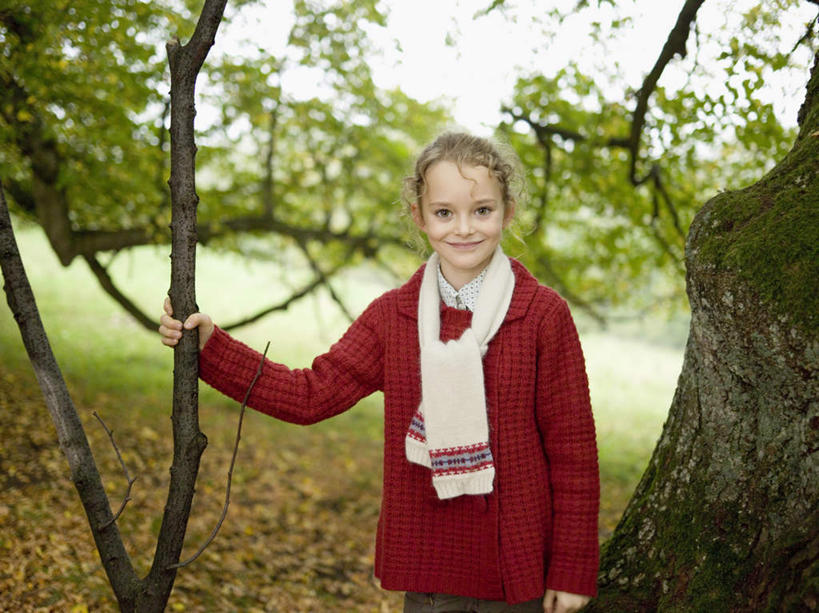 西方人,儿童,一个人,站,笑,微笑,横图,室外,白天,正面,纯洁,树林,植物,欧洲,欧洲人,仅一个女性,仅一个人,服装,装饰,注视,树,树木,小孩,衣服,绿色,自然,围巾,观察,看,站着,仅一个小孩,温暖,可爱,童年,童趣,服饰,生长,成长,围脖,观看,保暖,华丽,点缀,察看,衣着,御寒,穿着,关注,童真,烂漫,无邪,衬托,美观,雅致,雅观,衣饰,天真,女孩,女人,女性,白种人,孩子,站立,半身,彩图,女生