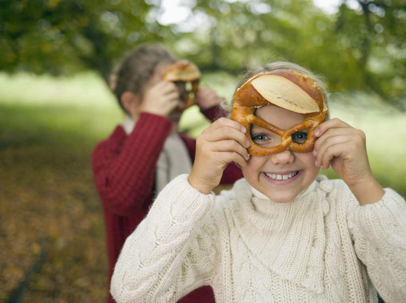点心,面包,西方人,儿童,两个人,家庭,站,笑,微笑,露齿笑,横图,室外,白天,正面,纯洁,树林,植物,欧洲,欧洲人,服装,装饰,面具,食品,面点,注视,树,树木,食物,糕点,小孩,衣服,绿色,自然,围巾,观察,看,站着,温暖,温馨,一家人,可爱,童年,童趣,服饰,生长,成长,围脖,观看,保暖,华丽,点缀,和睦,察看,衣着,御寒,穿着,关注,童真,烂漫,无邪,衬托,美观,雅致,雅观,衣饰,天真,女孩,女人,女性,白种人,玩耍,站立,半身,彩图,融洽,女生