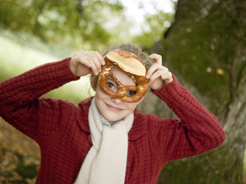 点心,面包,西方人,儿童,一个人,站,横图,室外,白天,正面,毛衣,纯洁,树林,植物,欧洲,欧洲人,仅一个女性,仅一个人,服装,装饰,面具,食品,面点,注视,树,树木,食物,糕点,小孩,衣服,绿色,自然,围巾,观察,看,站着,仅一个小孩,温暖,可爱,童年,童趣,服饰,生长,成长,围脖,观看,保暖,华丽,点缀,察看,衣着,御寒,穿着,关注,童真,烂漫,无邪,衬托,美观,雅致,雅观,衣饰,天真,女孩,女人,女性,白种人,孩子,站立,半身,彩图,绒衣,套衫,套头毛衣,线衣,装扮,女生