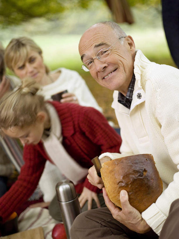 点心,面包,西方人,儿童,中年人,老年人,三个人,母亲,女儿,祖父,三代同堂,笑,微笑,露齿笑,竖图,室外,白天,正面,聚会,纯洁,树林,植物,欧洲,欧洲人,戴,服装,装饰,眼镜,食品,野餐,面点,刀具,祖孙三代,树,树木,食物,糕点,小孩,衣服,绿色,自然,围巾,温暖,温馨,母女,可爱,母爱,童年,童趣,服饰,生长,爷爷,成长,围脖,祖孙,老花镜,保暖,华丽,点缀,和睦,衣着,御寒,穿着,童真,烂漫,无邪,外孙女,外公,外祖父,衬托,美观,雅致,雅观,野炊,衣饰,远视眼镜,天真,老年男性,男人,男性,女孩,女人,女性,中年女性,白种人,孩子,全家福,孙女,半身,彩图,融洽,女生,多代同堂,妈妈