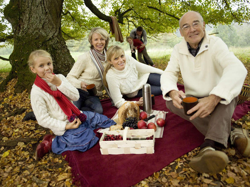 西方人,儿童,中年人,老年人,四个人,夫妻,母亲,女儿,祖母,祖父,三代同堂,坐,捧,笑,微笑,露齿笑,横图,室外,白天,正面,爱情,聚会,纯洁,树林,植物,苹果,浆果,杯子,水果,欧洲,欧洲人,戴,服装,新鲜,装饰,眼镜,桑葚,桑椹,生食,食品,野餐,果实,浪漫,注视,祖孙三代,树,树木,食物,小孩,衣服,绿色,自然,水杯,围巾,覆盆子,观察,看,温暖,温馨,母女,恩爱,可爱,母爱,童年,童趣,恋人,服饰,有机食品,绿色食品,生长,奶奶,爷爷,成长,围脖,观看,祖孙,老花镜,保暖,华丽,点缀,和睦,察看,衣着,御寒,穿着,关注,童真,烂漫,无邪,外婆,外孙女,外祖母,外公,外祖父,衬托,美观,雅致,雅观,野炊,衣饰,远视眼镜,天真,老年男性,老年女性,男人,男性,女孩,女人,女性,中年女性,白种人,孩子,夫妇,情侣,全家福,孙女,茶杯,端,端着,捧着,手捧,坐着,半身,彩图,伴侣,融洽,女生,多代同堂,妈妈