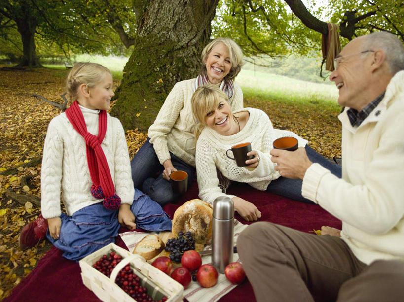 西方人,儿童,中年人,老年人,四个人,夫妻,母亲,女儿,祖母,祖父,三代同堂,坐,捧,笑,微笑,露齿笑,横图,室外,白天,正面,爱情,聚会,纯洁,树林,植物,苹果,浆果,杯子,水果,欧洲,欧洲人,戴,服装,新鲜,装饰,眼镜,桑葚,桑椹,生食,食品,野餐,果实,浪漫,注视,祖孙三代,树,树木,食物,小孩,衣服,绿色,自然,水杯,围巾,覆盆子,观察,看,温暖,温馨,母女,恩爱,可爱,母爱,童年,童趣,恋人,服饰,有机食品,绿色食品,生长,奶奶,爷爷,成长,围脖,观看,祖孙,老花镜,保暖,华丽,点缀,和睦,察看,衣着,御寒,穿着,关注,童真,烂漫,无邪,外婆,外孙女,外祖母,外公,外祖父,衬托,美观,雅致,雅观,野炊,衣饰,远视眼镜,天真,老年男性,老年女性,男人,男性,女孩,女人,女性,中年女性,白种人,孩子,夫妇,情侣,全家福,孙女,茶杯,端,端着,捧着,手捧,坐着,半身,彩图,伴侣,融洽,女生,多代同堂,妈妈