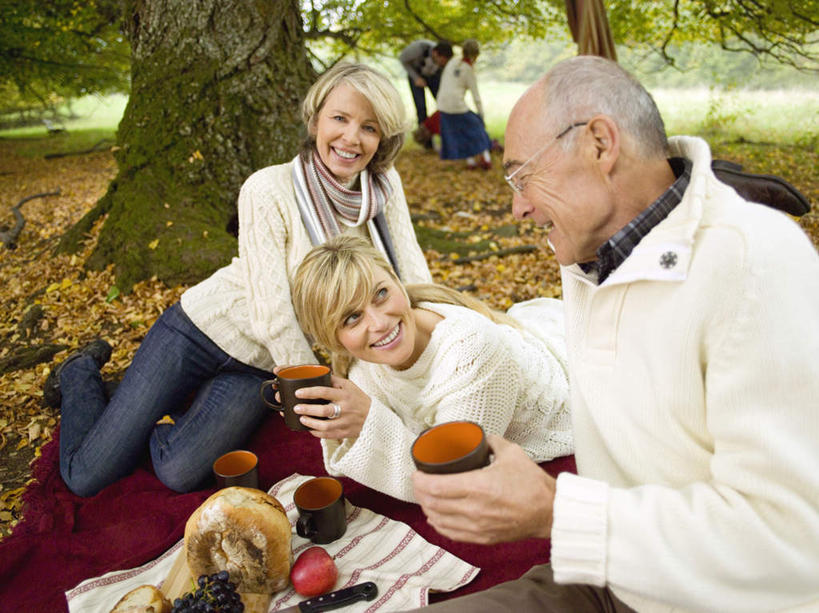 西方人,三个人,家庭,夫妻,母亲,父亲,女儿,坐,捧,笑,微笑,露齿笑,横图,室外,白天,正面,爱情,聚会,树林,植物,苹果,浆果,杯子,水果,欧洲,欧洲人,戴,服装,新鲜,装饰,眼镜,桑葚,桑椹,生食,食品,野餐,果实,浪漫,注视,树,树木,食物,衣服,绿色,自然,水杯,围巾,覆盆子,观察,看,温暖,温馨,父女,母女,一家人,恩爱,父爱,母爱,恋人,服饰,有机食品,绿色食品,生长,成长,围脖,观看,老花镜,保暖,华丽,点缀,和睦,察看,衣着,御寒,穿着,关注,衬托,美观,雅致,雅观,野炊,衣饰,远视眼镜,老年男性,老年女性,男人,男性,女人,女性,中年女性,白种人,夫妇,情侣,茶杯,端,端着,捧着,手捧,坐着,半身,彩图,伴侣,融洽