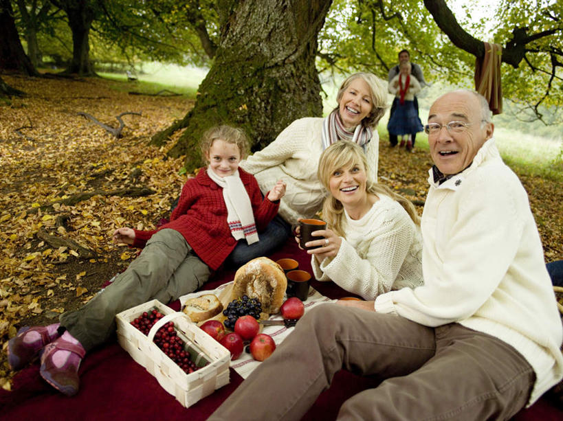 西方人,儿童,中年人,老年人,四个人,夫妻,母亲,女儿,祖母,祖父,三代同堂,坐,捧,笑,微笑,露齿笑,横图,室外,白天,正面,爱情,聚会,纯洁,树林,植物,苹果,浆果,杯子,水果,欧洲,欧洲人,戴,服装,新鲜,装饰,眼镜,桑葚,桑椹,生食,食品,野餐,果实,浪漫,注视,祖孙三代,树,树木,食物,小孩,衣服,绿色,自然,水杯,围巾,覆盆子,观察,看,温暖,温馨,母女,恩爱,可爱,母爱,童年,童趣,恋人,服饰,有机食品,绿色食品,生长,奶奶,爷爷,成长,围脖,观看,祖孙,老花镜,保暖,华丽,点缀,和睦,察看,衣着,御寒,穿着,关注,童真,烂漫,无邪,外婆,外孙女,外祖母,外公,外祖父,衬托,美观,雅致,雅观,野炊,衣饰,远视眼镜,天真,老年男性,老年女性,男人,男性,女孩,女人,女性,中年女性,白种人,孩子,夫妇,情侣,全家福,孙女,茶杯,端,端着,捧着,手捧,坐着,半身,彩图,伴侣,融洽,女生,多代同堂,妈妈