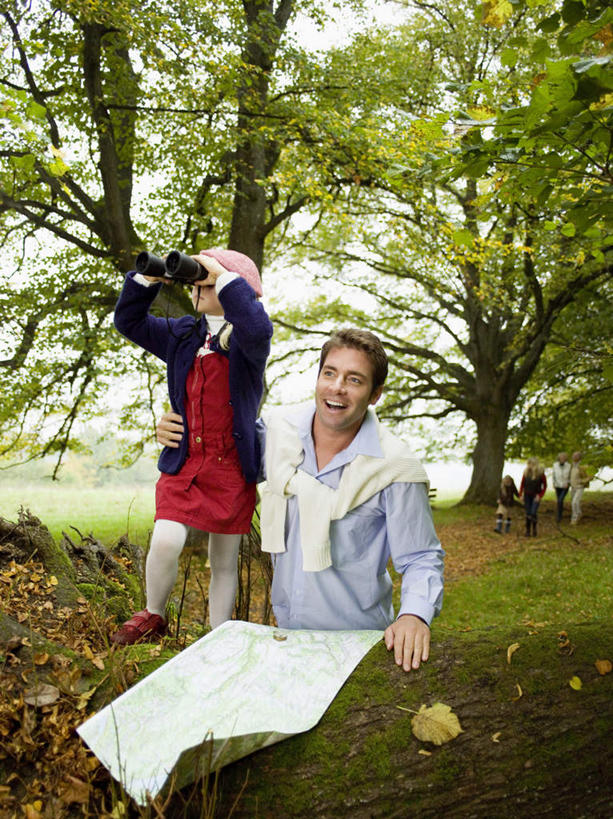 西方人,儿童,中年人,两个人,家庭,父亲,女儿,站,举,抱,笑,微笑,露齿笑,竖图,室外,白天,正面,纯洁,仪器,科技,树林,植物,道路,地图,欧洲,欧洲人,眺望,服装,检查,研究,反射,分析,科学,信息,望远镜,交通,注视,方向,树,树木,小孩,衣服,绿色,自然,观察,看,托,站着,温暖,温馨,父女,一家人,指南针,父爱,可爱,清晰,探索,童年,童趣,服饰,生长,放大,成长,抱着,观看,引导,指引,仔细,和睦,科研,察看,科学技术,瞭望,搂着,聚焦,衣着,穿着,关注,童真,烂漫,无邪,远视镜,瞭望镜,光学,清楚,双筒镜,双筒望远镜,衣饰,天真,男人,男性,女孩,中年男性,白种人,孩子,举起,举手,举着,搂,搂抱,向上举,向上伸,向上托,站立,半身,彩图,融洽,导航,光学仪器,千里镜,女生