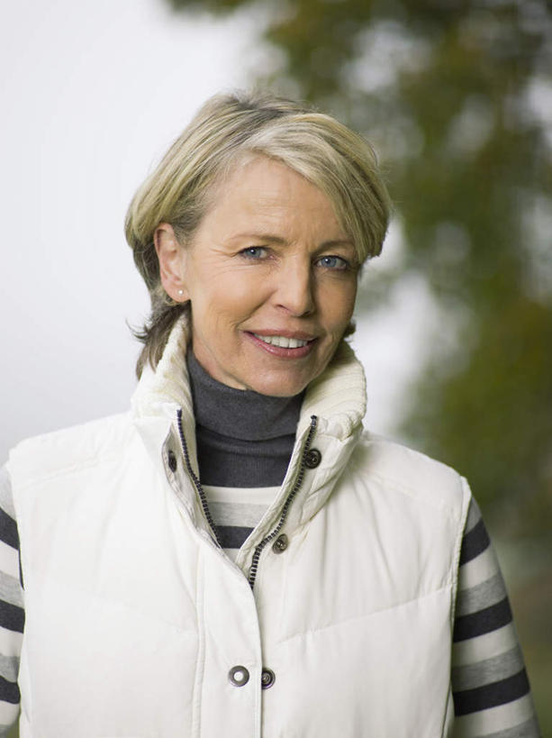 西方人,脸,头,脸颊,一个人,站,笑,微笑,露齿笑,竖图,室外,特写,白天,正面,毛衣,植物,欧洲,欧洲人,仅一个女性,仅一个人,服装,朦胧,模糊,注视,肩膀,树,树木,衣服,绿色,自然,观察,看,站着,服饰,仅一个老年女性,生长,成长,观看,察看,衣着,穿着,关注,衣饰,老年女性,女人,女性,白种人,头部,脸部,脸蛋,面部,站立,半身,彩图,绒衣,套衫,套头毛衣,线衣