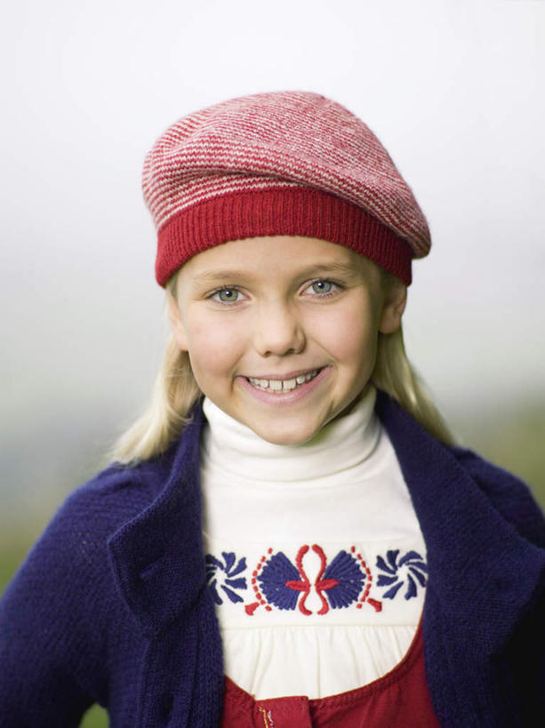 西方人,儿童,脸,头,脸颊,一个人,站,笑,微笑,露齿笑,竖图,室外,特写,白天,正面,毛衣,纯洁,帽子,欧洲,欧洲人,仅一个女性,仅一个人,服装,朦胧,模糊,注视,肩膀,小孩,衣服,观察,看,站着,仅一个小孩,可爱,童年,童趣,服饰,观看,察看,衣着,穿着,关注,童真,烂漫,无邪,衣饰,天真,女孩,女人,女性,白种人,孩子,头部,脸部,脸蛋,面部,站立,半身,彩图,绒衣,套衫,套头毛衣,线衣,女生