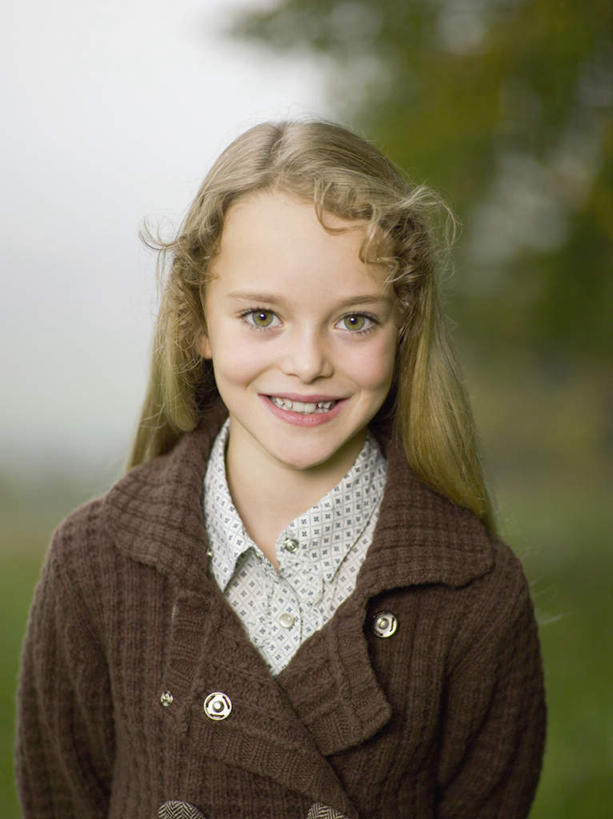 西方人,儿童,脸,头,脸颊,一个人,站,笑,微笑,露齿笑,竖图,室外,特写,白天,正面,毛衣,纯洁,欧洲,欧洲人,仅一个女性,仅一个人,服装,朦胧,模糊,注视,肩膀,小孩,衣服,观察,看,站着,仅一个小孩,可爱,童年,童趣,服饰,观看,察看,衣着,穿着,关注,童真,烂漫,无邪,衣饰,天真,女孩,女人,女性,白种人,孩子,头部,脸部,脸蛋,面部,站立,半身,彩图,绒衣,套衫,套头毛衣,线衣,女生