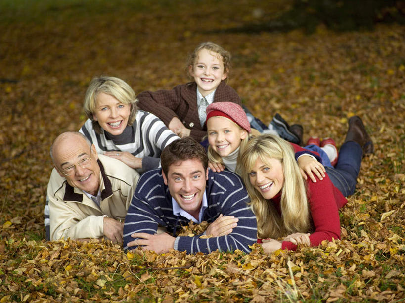西方人,儿童,中年人,老年人,母亲,父亲,女儿,祖母,祖父,三代同堂,笑,微笑,露齿笑,横图,室外,白天,正面,纯洁,秋季,树林,植物,叶子,欧洲,欧洲人,服装,枯叶,落叶,许多人,注视,祖孙三代,树,树木,小孩,衣服,绿色,自然,观察,看,趴着,一群人,温暖,温馨,父女,母女,父爱,可爱,母爱,童年,童趣,服饰,生长,奶奶,爷爷,成长,观看,祖孙,和睦,察看,衣着,穿着,关注,童真,烂漫,无邪,外婆,外孙女,外祖母,外公,外祖父,外孙,外孙子,衣饰,天真,老年男性,老年女性,男孩,男人,男性,女孩,女人,女性,中年男性,中年女性,白种人,孩子,全家福,孙女,孙子,叶,叶片,秋,秋天,趴,彩图,全身,融洽,男生,女生,爸爸,多代同堂,妈妈