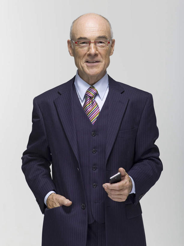 西方人,秃头,一个人,商务人士,商务男性,站,竖图,室内,白天,正面,衬衫,西装,欧洲,欧洲人,仅一个男性,仅一个人,灰色背景,套装,正装,眼镜,领带,注视,职业装,观察,看,站着,仅一个老年男性,摄影,影棚,观看,察看,双手插袋,关注,商务装,手插袋,工薪阶层,双手抄兜,双手放兜,远视眼镜,老年男性,男人,男性,白种人,白领,上班族,插兜,两手抄兜,两手放兜,手插兜,手放口袋,站立,半身,彩图,影棚拍摄,衬衣,拍摄,手抄兜