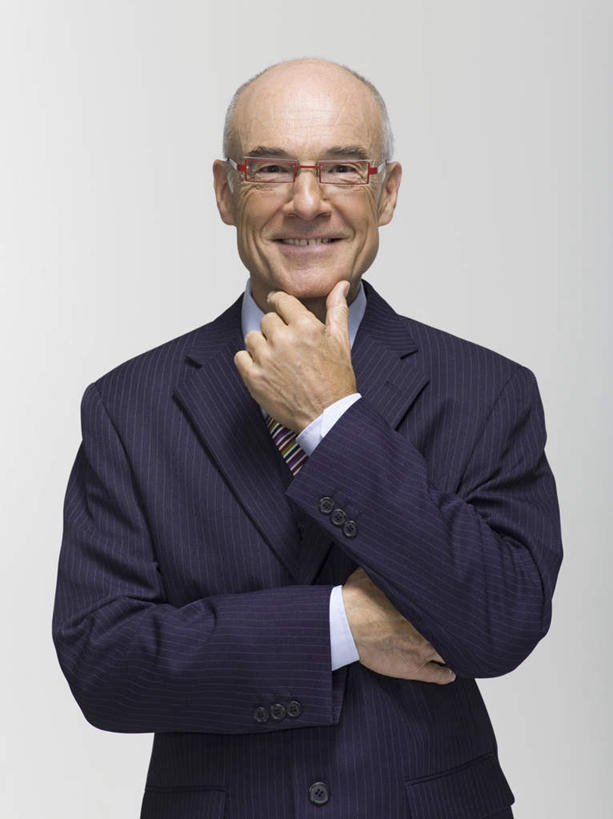 西方人,秃头,一个人,商务人士,商务男性,站,笑,微笑,露齿笑,竖图,室内,白天,正面,衬衫,西装,欧洲,欧洲人,仅一个男性,仅一个人,撑,灰色背景,套装,正装,眼镜,领带,托腮,注视,职业装,观察,看,托,站着,仅一个老年男性,摄影,影棚,观看,察看,关注,托下巴,商务装,工薪阶层,远视眼镜,老年男性,男人,男性,白种人,白领,上班族,站立,半身,彩图,影棚拍摄,衬衣,拍摄