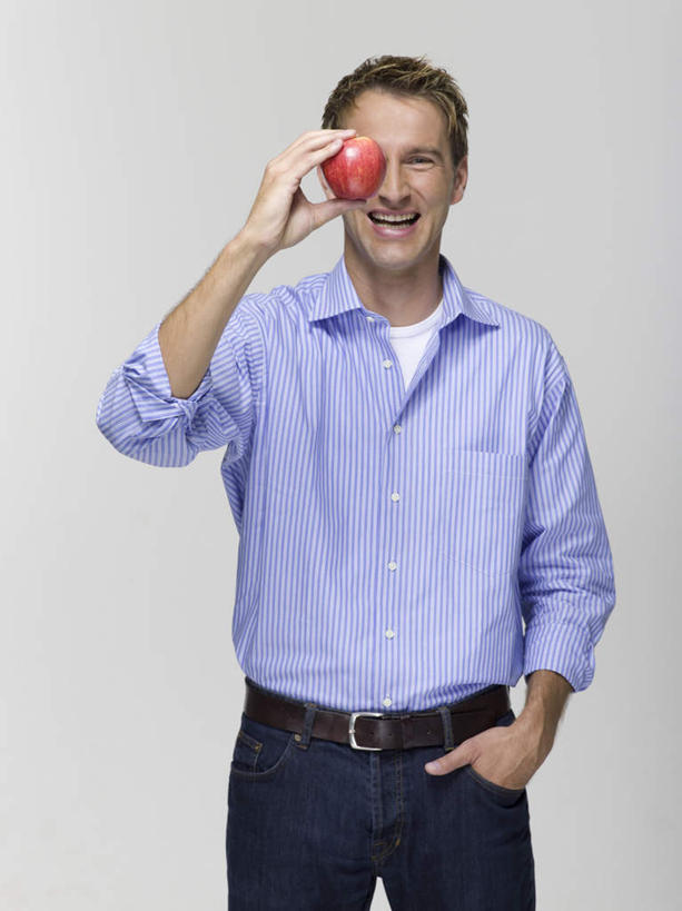 西方人,一个人,站,笑,微笑,露齿笑,竖图,室内,白天,正面,衬衫,苹果,水果,欧洲,欧洲人,仅一个男性,仅一个人,握,灰色背景,新鲜,生食,食品,果实,拿,拿着,注视,食物,仅一个年轻男性,蓝色,观察,看,站着,握着,遮,遮掩,摄影,有机食品,绿色食品,影棚,观看,察看,掩盖,遮挡,关注,手插袋,单手插袋,遮盖,单手抄兜,单手放兜,掩饰,男人,男性,年轻男性,白种人,插兜,手插兜,手放口袋,站立,半身,彩图,影棚拍摄,衬衣,拍摄,手抄兜