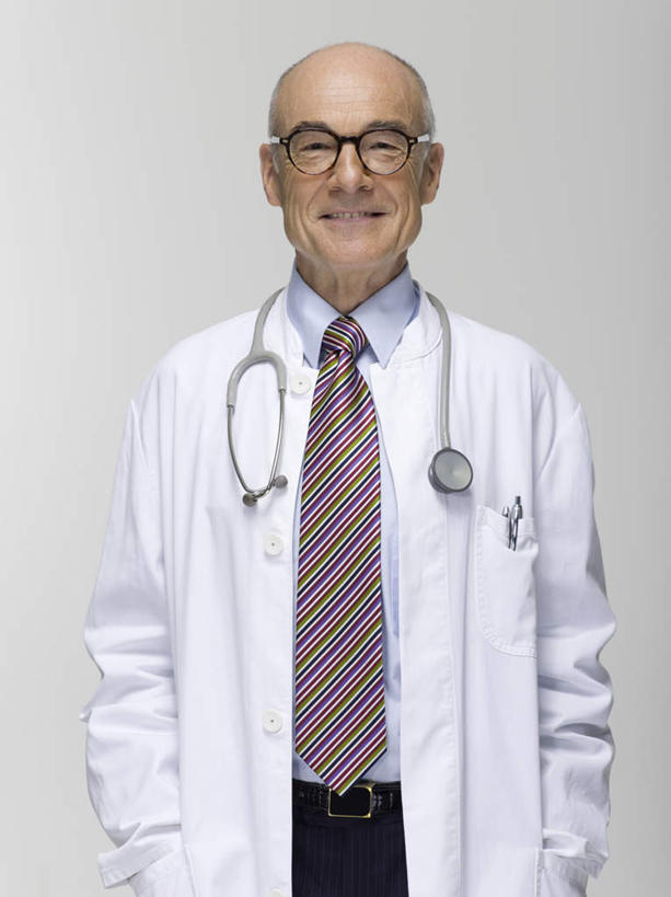 西方人,秃头,一个人,医生,站,笑,微笑,露齿笑,竖图,室内,白天,正面,工作服,制服,欧洲,欧洲人,仅一个男性,仅一个人,灰色背景,眼镜,注视,听诊器,观察,看,站着,仅一个老年男性,医护人员,医疗人员,摄影,影棚,观看,老花镜,察看,医疗设备,双手插袋,白大褂,关注,医疗器械,手插袋,医疗工具,双手抄兜,双手放兜,工作制服,远视眼镜,检测工具,老年男性,男人,男性,白种人,大夫,插兜,两手抄兜,两手放兜,手插兜,手放口袋,站立,半身,彩图,影棚拍摄,工作套服,拍摄,手抄兜