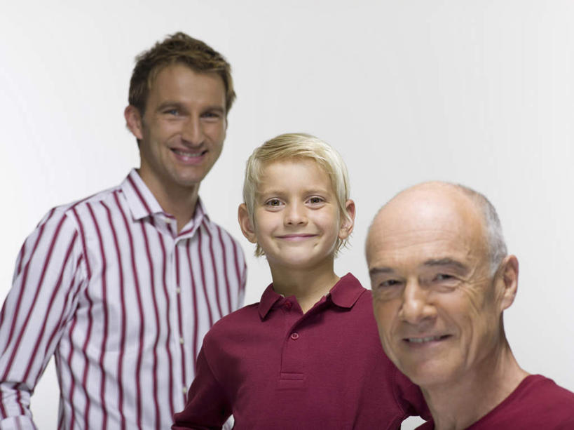 西方人,儿童,秃头,站,笑,微笑,露齿笑,横图,室内,白天,正面,衬衫,纯洁,欧洲,欧洲人,灰色背景,服装,注视,休闲装,祖孙三代,小孩,衣服,红色,观察,看,站着,休闲,休闲服,可爱,童年,童趣,摄影,服饰,影棚,观看,察看,关注,童真,烂漫,无邪,天真,老年男性,男孩,男人,男性,年轻男性,白种人,孩子,站立,半身,彩图,影棚拍摄,衬衣,拍摄,男生