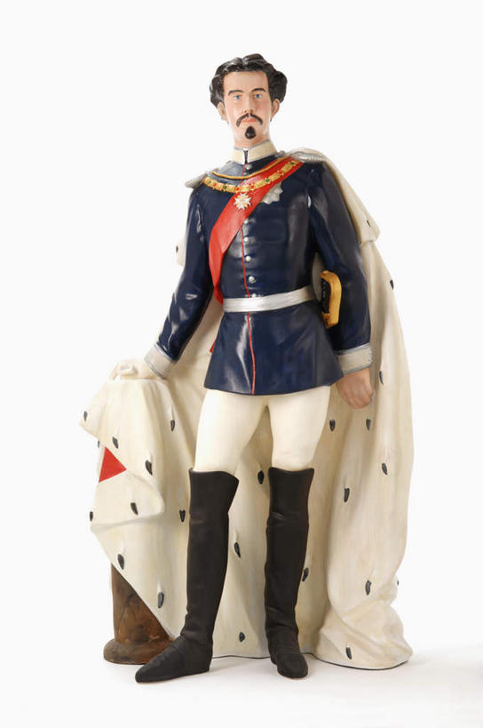 西方人,一个人,无人,站,竖图,室内,白天,白色背景,正面,民族服装,雕塑,欧洲,欧洲人,仅一个男性,仅一个人,仅一个中年男性,阴影,艺术,装饰,反射,雕刻,雕像,影子,注视,工艺品,观察,看,站着,披风,摄影,影棚,观看,纪念,美术,察看,领导,象征,关注,主题,荣誉,陈列,代表,绶带,功能,美学,地位,男人,男性,中年男性,白种人,站立,彩图,全身,影棚拍摄,传统服装,民俗服,拍摄