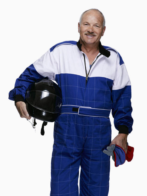 西方人,一个人,站,竖图,室内,白天,白色背景,正面,运动服,安全,帽子,欧洲,欧洲人,仅一个男性,仅一个人,握,服装,头盔,防护,拿,拿着,注视,衣服,蓝色,安全帽,手套,观察,看,站着,仅一个老年男性,握着,摄影,服饰,影棚,观看,保护,察看,衣着,穿着,关注,保险,赛车手,保全,周全,安稳,安定,防护手套,衣饰,平安,老年男性,男人,男性,白种人,站立,半身,彩图,影棚拍摄,拍摄,运动装