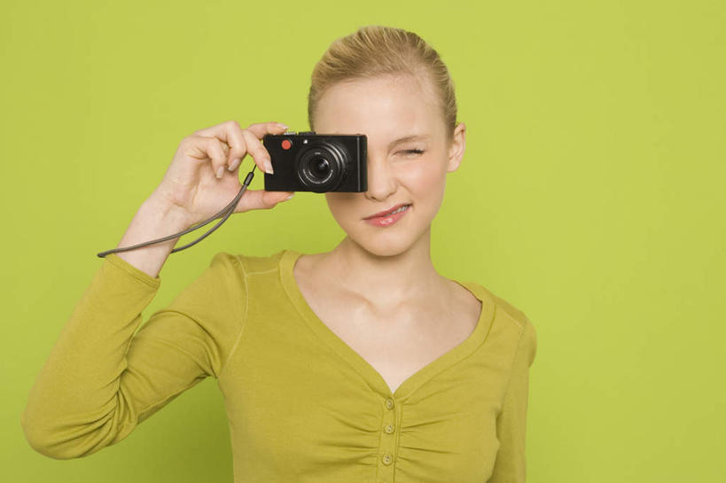 西方人,一个人,站,横图,室内,白天,正面,相机,欧洲,欧洲人,仅一个年轻女性,仅一个女性,仅一个人,绿色背景,服装,拿,拿着,注视,休闲装,拍照,衣服,数码相机,观察,看,站着,休闲,眯眼,休闲服,眯,摄影,服饰,影棚,观看,察看,关注,年轻女性,女人,女性,白种人,照相机,站立,半身,彩图,影棚拍摄,拍摄,照相