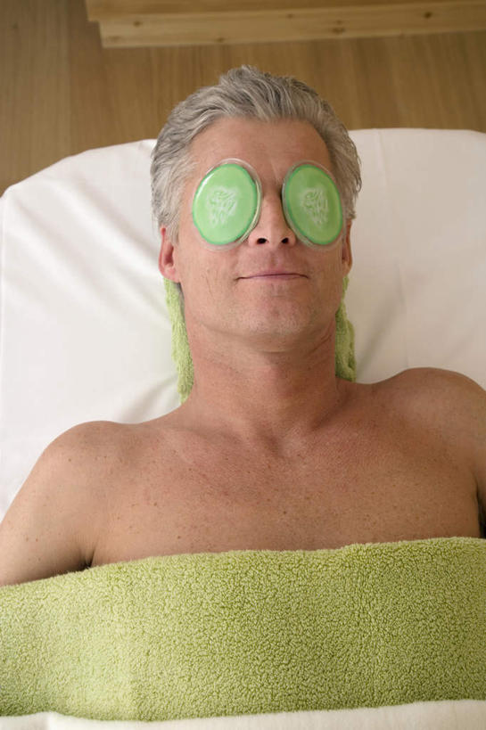 西方人,脸,头,脸颊,一个人,躺,竖图,俯视,室内,特写,白天,按摩,化妆,美容,床,黄瓜,蔬菜,欧洲,欧洲人,仅一个男性,仅一个人,护肤,新鲜,美白,纺织物,虾,食品,床单,肩膀,食物,化妆品,毛巾,清洁,仅一个老年男性,保养,享受,休闲,面膜,放松,去角质,遮,遮掩,SPA水疗,保健,温泉浴场,单人床,有机食品,绿色食品,保湿,保暖,滋润,掩盖,遮挡,护肤品,化妆用品,去死皮,护肤用品,舒缓,透气,斑节对虾,斑节虾,遮盖,养颜,防水,片状,片状面膜,去污,控油,紧肤,嫩肤,祛痘,去痘,祛角质,抗衰,再生,增白,补水,祛斑,抗皱,防皱,除皱,去皱,掩饰,日本对虾,竹节虾,储水,耐磨,吸水,卧着,老年男性,男人,男性,白种人,头部,脸部,脸蛋,面部,青瓜,胡瓜,矿泉疗养地,躺着,卧,半身,彩图,高角度拍摄,水疗