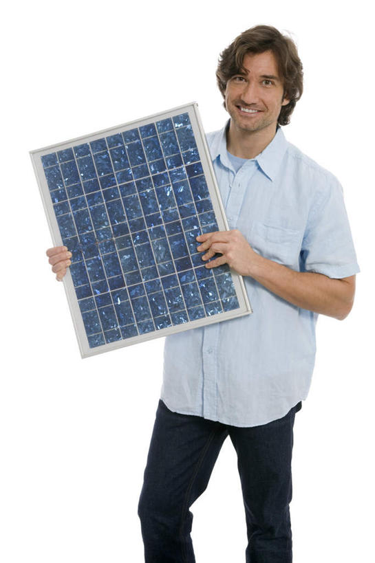 西方人,胡须,一个人,站,笑,微笑,露齿笑,竖图,室内,白天,白色背景,正面,欧洲,欧洲人,仅一个男性,仅一个人,服装,拿,拿着,注视,休闲装,仅一个年轻男性,衣服,观察,看,站着,休闲,休闲服,摄影,服饰,影棚,能源,观看,资源,察看,关注,电池板,太阳能电池板,男人,男性,年轻男性,白种人,胡子,小胡子,站立,半身,彩图,影棚拍摄,拍摄