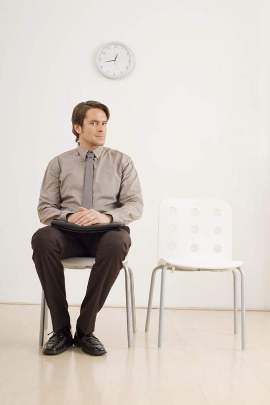 西方人,胡须,一个人,商务人士,商务男性,办公室,坐,竖图,室内,白天,正面,衬衫,椅子,欧洲,欧洲人,仅一个男性,仅一个人,套装,时间,包,公文包,时钟,躺椅,计时,注视,仅一个年轻男性,挂钟,钟表,观察,看,表,公事包,观看,察看,关注,商务装,工薪阶层,男人,男性,年轻男性,白种人,胡子,小胡子,白领,上班族,钟,坐着,彩图,全身,衬衣